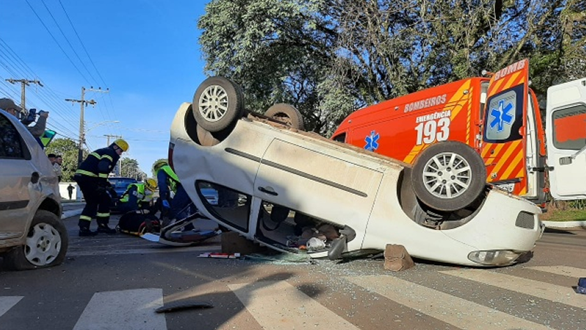 Motorista colide em carro estacionado e capota veículo na Avenida Maravilha