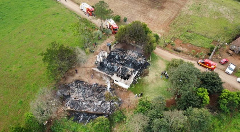 Incêndio consome residência e galpão no interior de Tunápolis