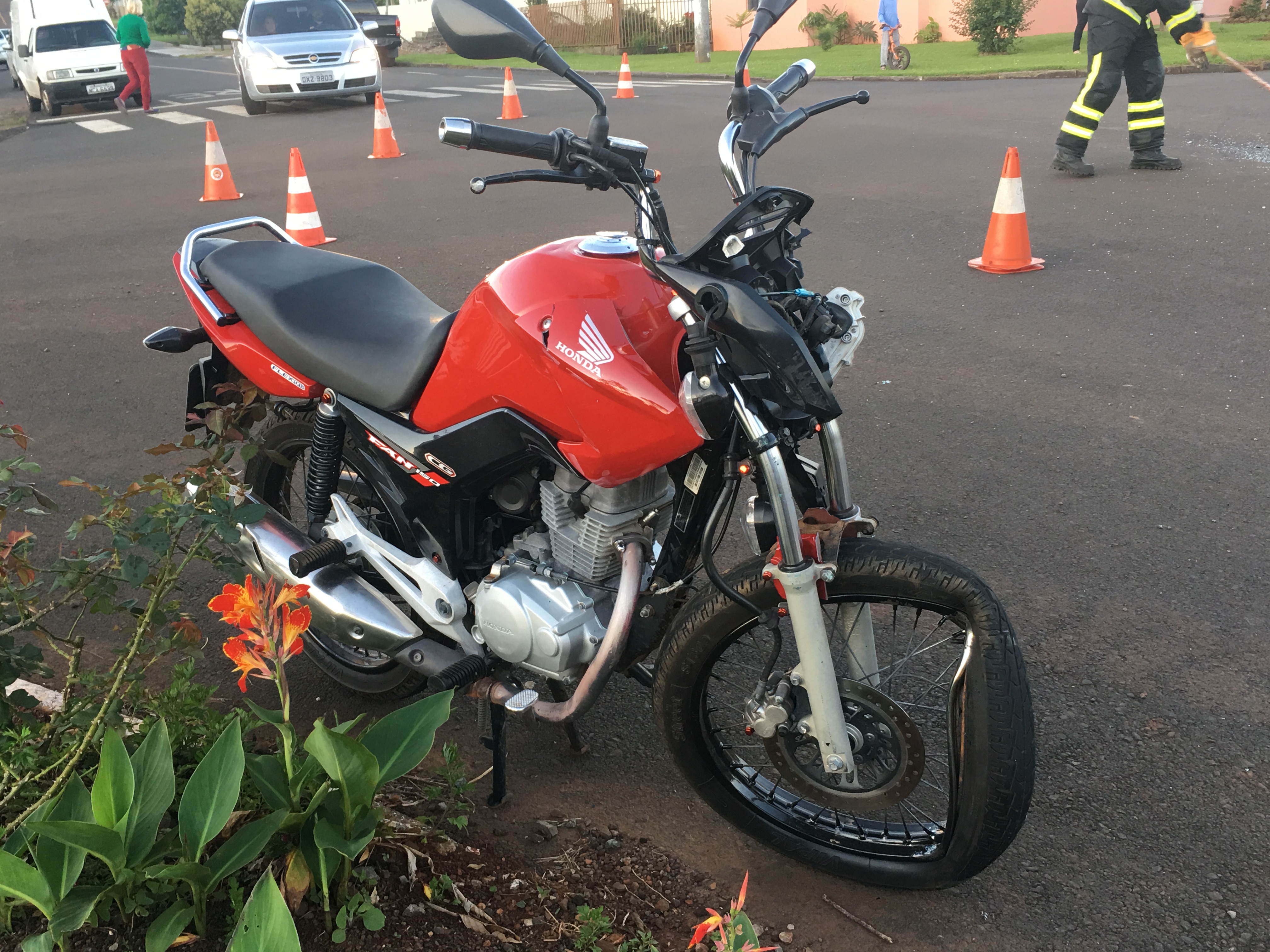 Acidente deixa motociclista ferida