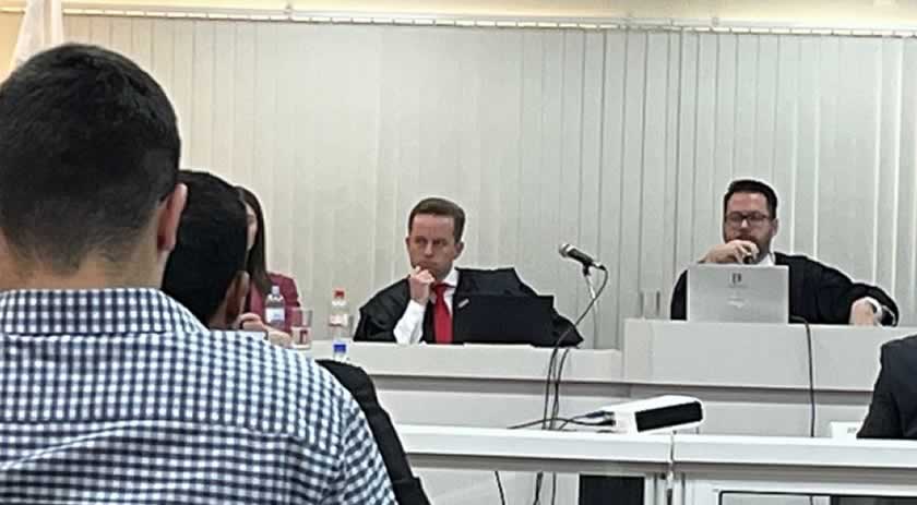 Após 22 horas, júri popular condena vereadora por ameaça e homem por homicídio em Tigrinhos