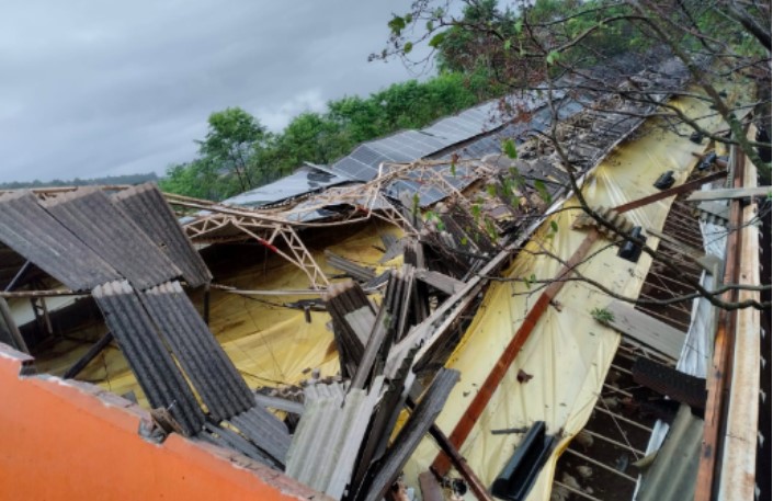 Defesa Civil informa que microexplosão causou danos no interior
