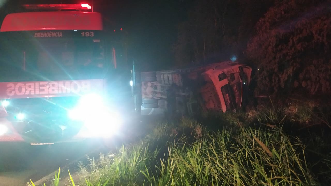 Motorista fica ferido após caminhão carregado de frangos tombar na SC-390