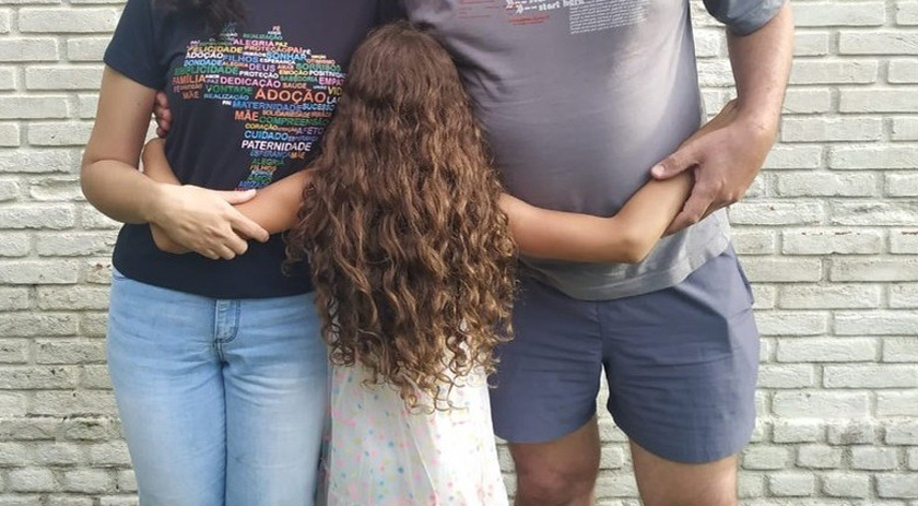 No Dia da Adoção, mãe de menina que Justiça mandou ser devolvida vê famílias 'desistindo da luta'
