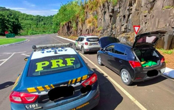 Fuga, direção perigosa e jovem preso: carro furtado de SP revela 278 kg de maconha em Caibi
