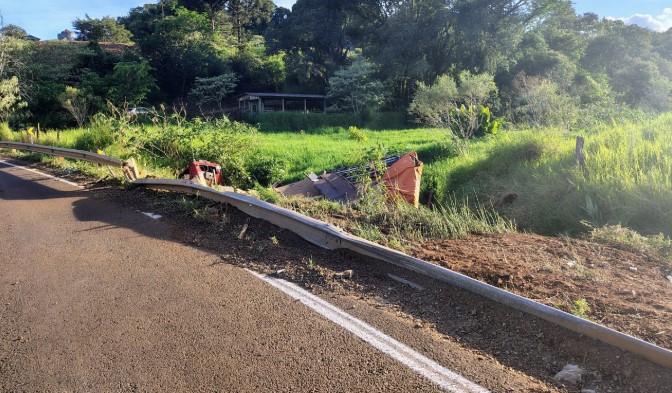 Caminhão tomba fora da pista e deixa motorista ferido no Oeste