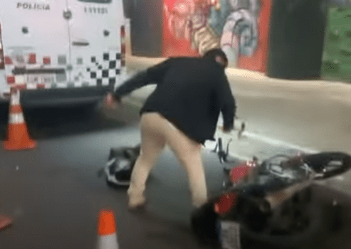 Homem destrói a própria moto a marteladas durante blitz