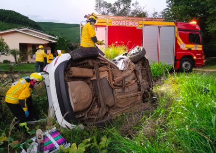 Jovem de 20 anos morre após carro sair da pista e atingir ponto de ônibus no Oeste de SC
