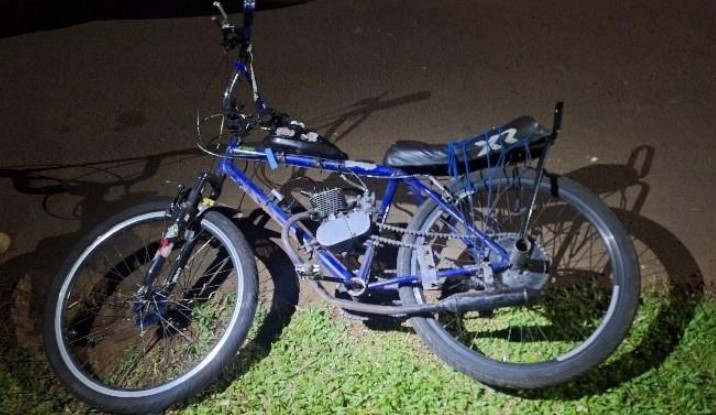 Adolescente é flagrado pilotando ciclomotor artesanal e tenta fugir da PM