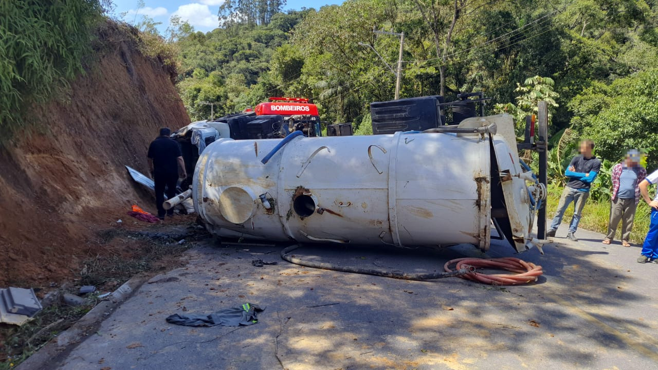 Motorista fica preso nas ferragens após capotar caminhão