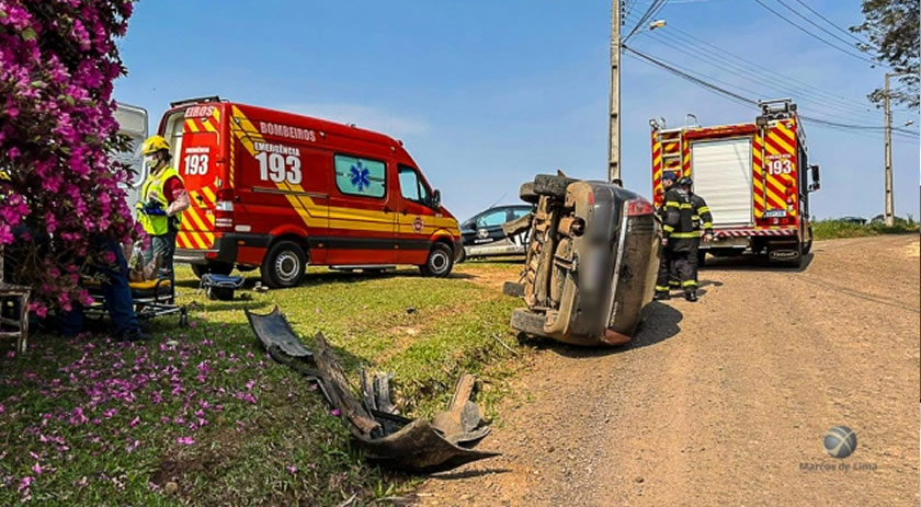 Jovem é resgatada após capotar carro