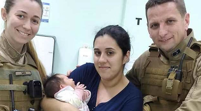 Recém-nascida de 10 dias é salva por policiais ao se engasgar com leite materno