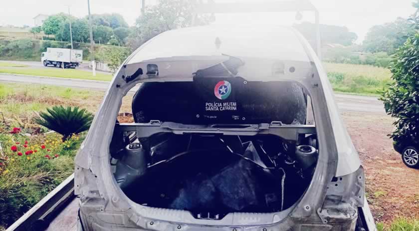 PM localiza veículo com registro de roubo sendo desmanchado em galpão