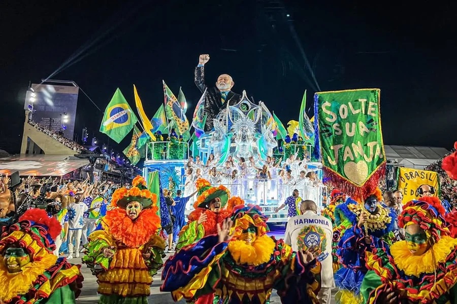 Escola que homenageou Lula no Carnaval do RJ fica em último lugar e é rebaixada