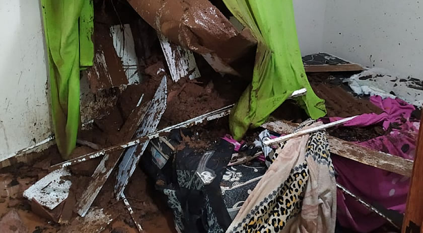 Deslizamento de terra afeta três residências e deixa moradores em alerta no Oeste