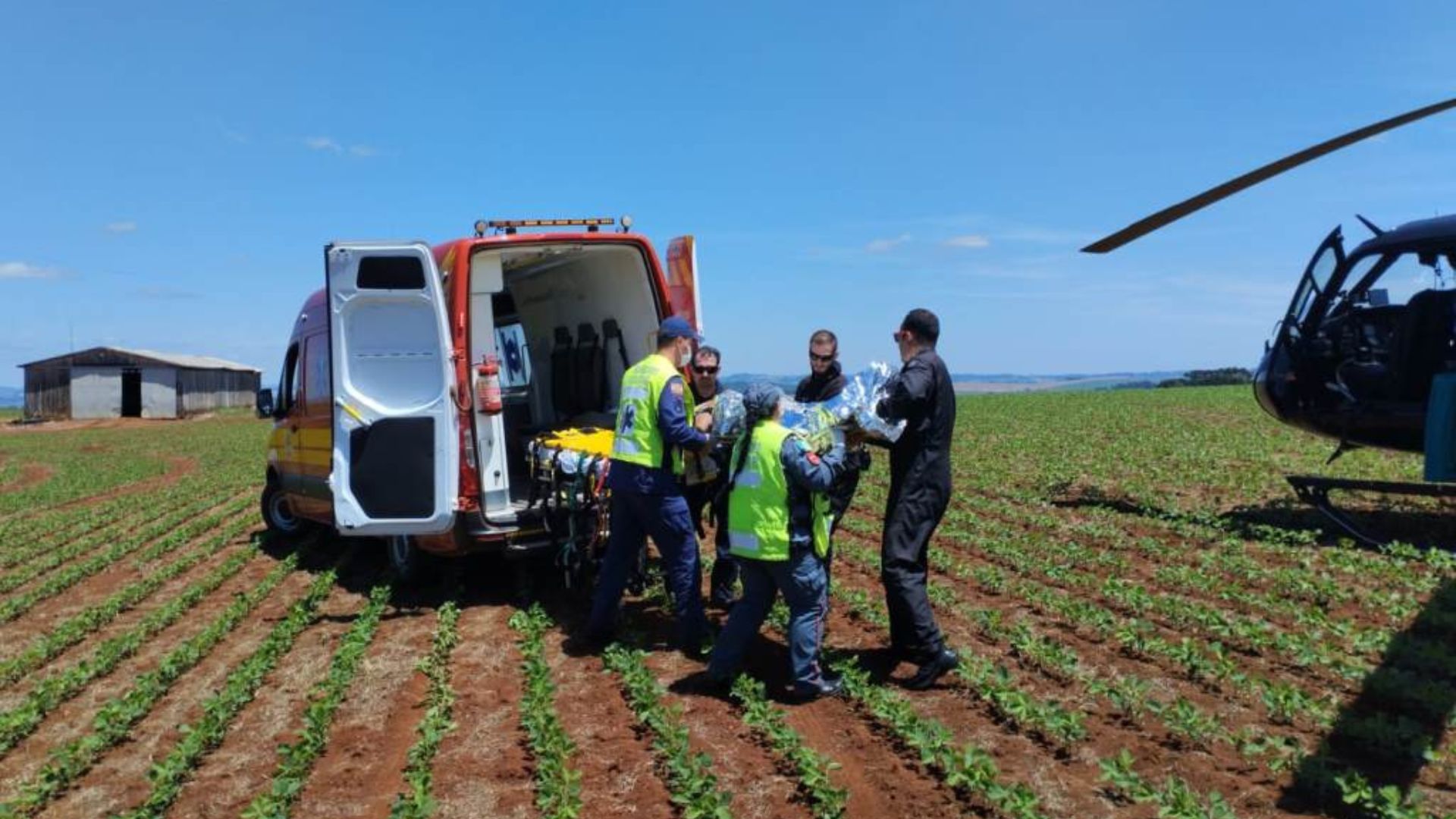 Homem é socorrido de helicóptero após cair de cavalo no interior