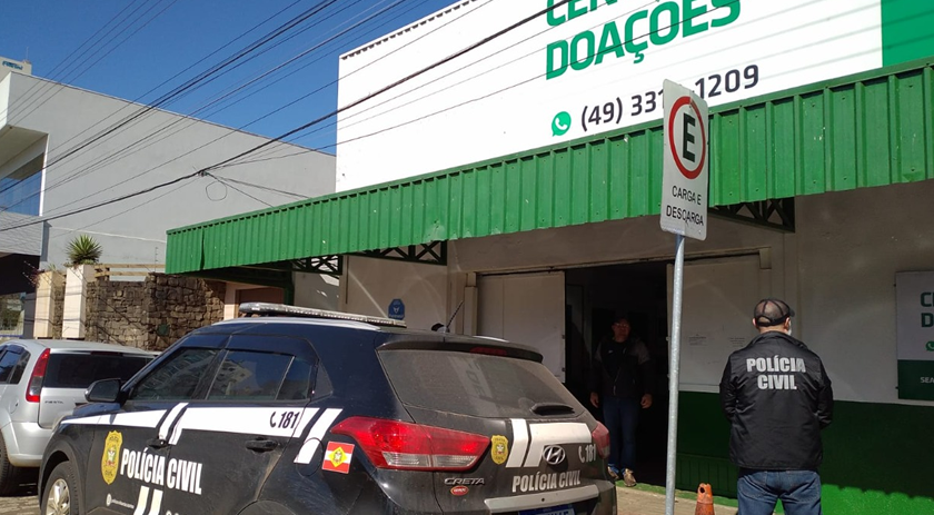 Polícia Civil doa roupas falsificadas apreendidas