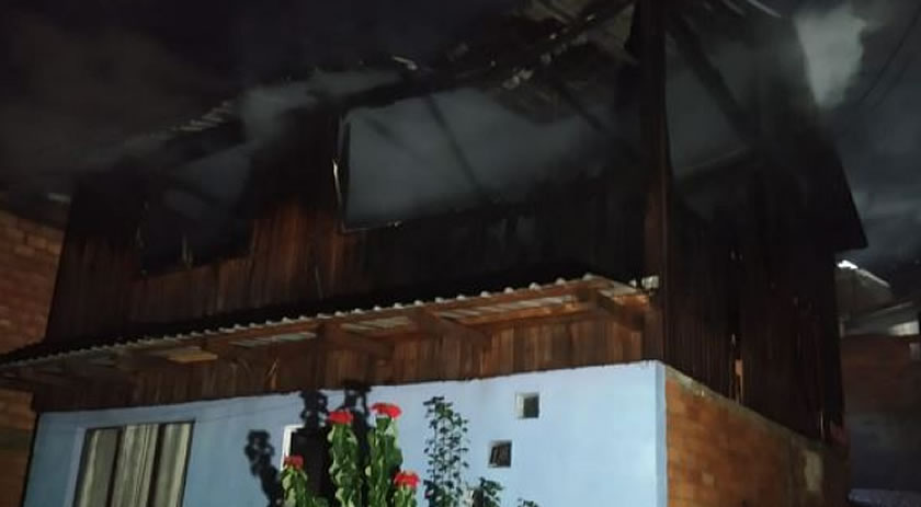 Incêndio destrói casa mista