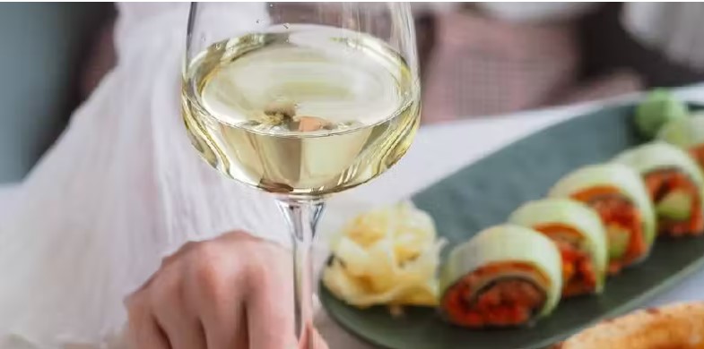 Restaurante dá garrafa de vinho a cliente que não usar celular à mesa; detox digital