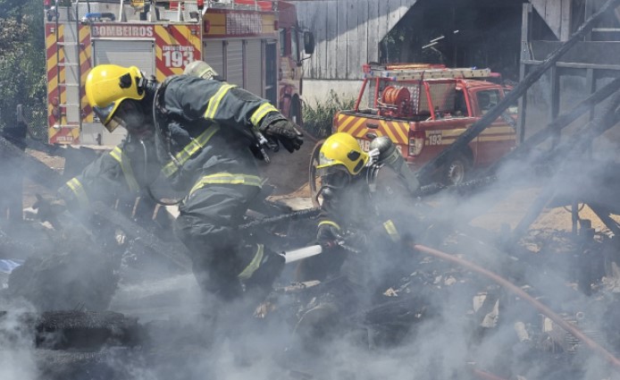 Incêndio destrói galpão agrícola e deixa três pessoas feridas