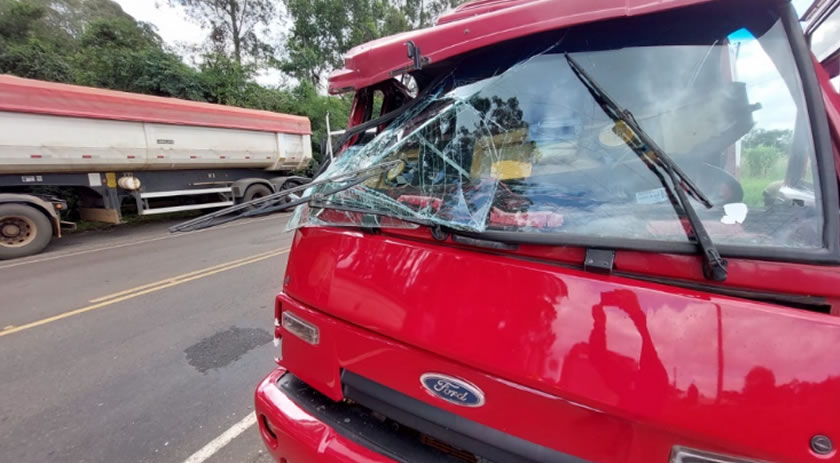 Colisão traseira mobiliza Corpo de Bombeiros e PRF na BR 163