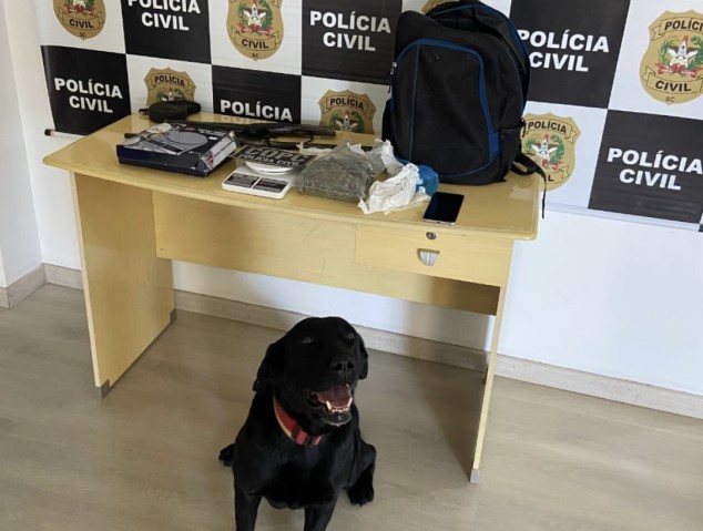 DPCAMI apreende drogas, balança de precisão e celular com adolescente