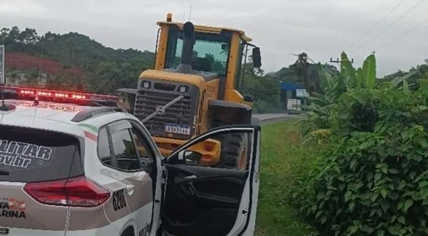 Homem é demitido e ‘foge’ com pá carregadeira da empresa entre cidades de SC