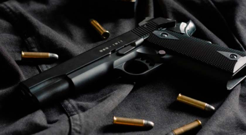 Jovem é baleado ao tentar pegar arma de policial durante ocorrência
