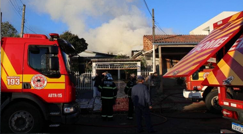 Combustível causa incêndio que atinge três casas