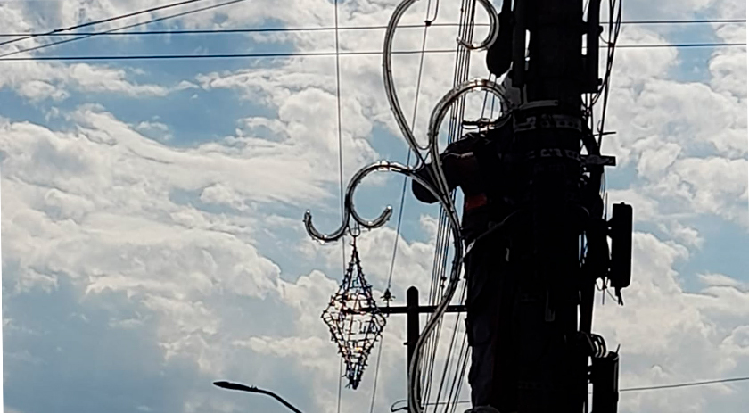 Decoração natalina começa a ser instalada em SMoeste