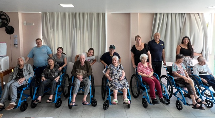 Rotary e Rotaract entregam cadeiras de rodas a instituição e beneficiários