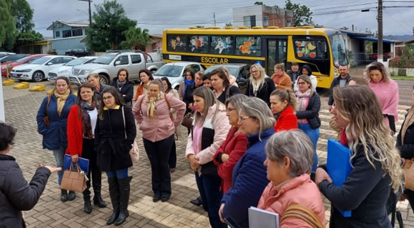 Secretários de Educação e coordenadores da região da Ameosc realizam visita técnica a Pinhalzinho
