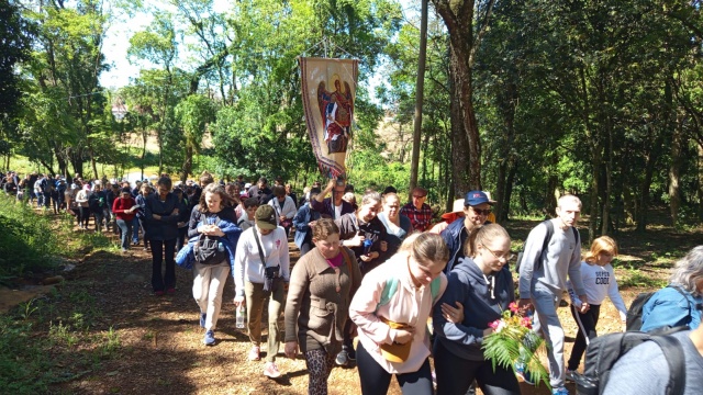 Peregrinação de mais de nove quilômetros celebra 75 anos da Paróquia São Miguel Arcanjo