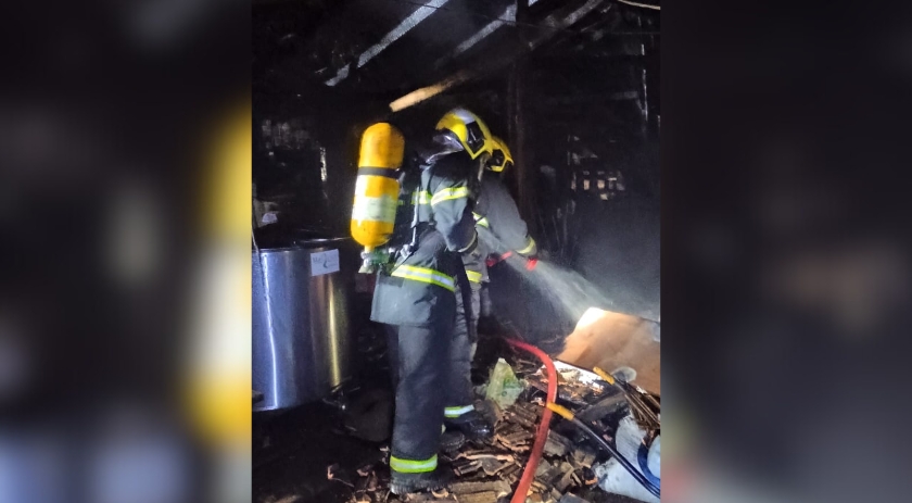 Incêndio atinge galpão; Bombeiros controlam chamas e evitam que fogo se espalhe