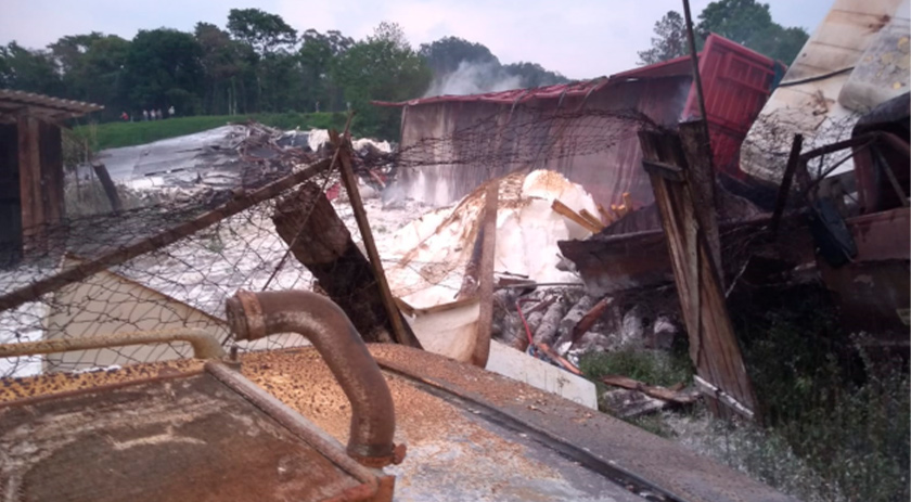 Carreta pega fogo após saída de pista em Romelândia