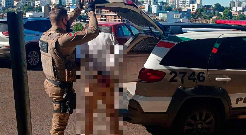 Depois de receber recado de mau comportamento do filho, pai ameaça ir na escola com facão