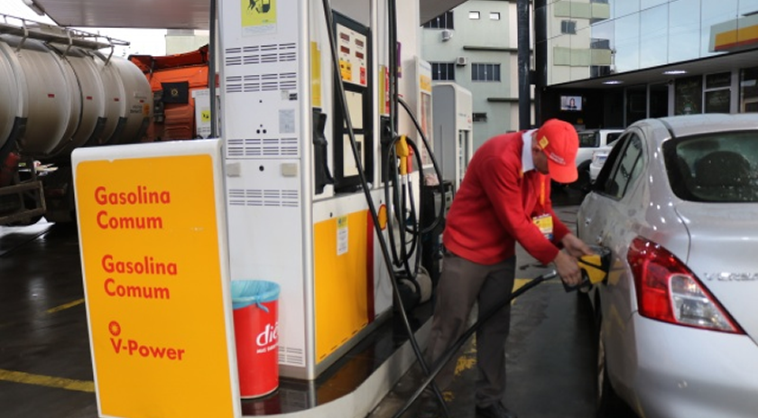 Procon fiscaliza aplicação de tabela que compara preços dos combustíveis