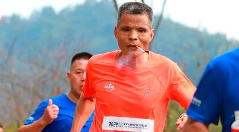 Maratonista de 50 anos corre 42 km fumando