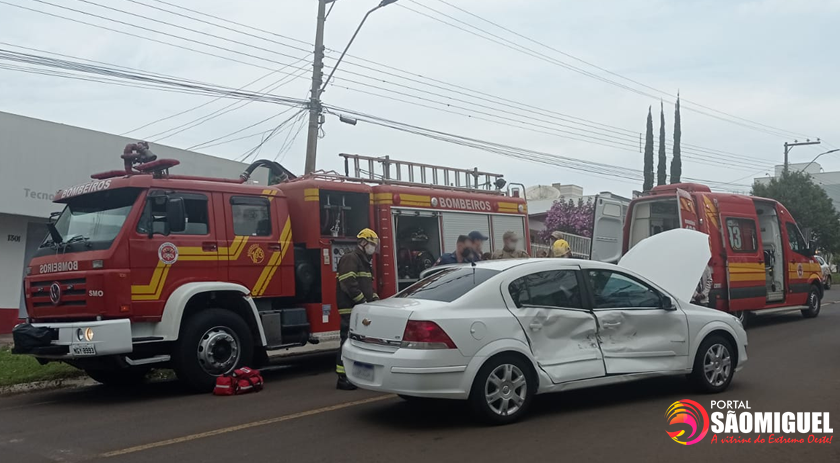 Mulher fica ferida em colisão entre veículos no centro