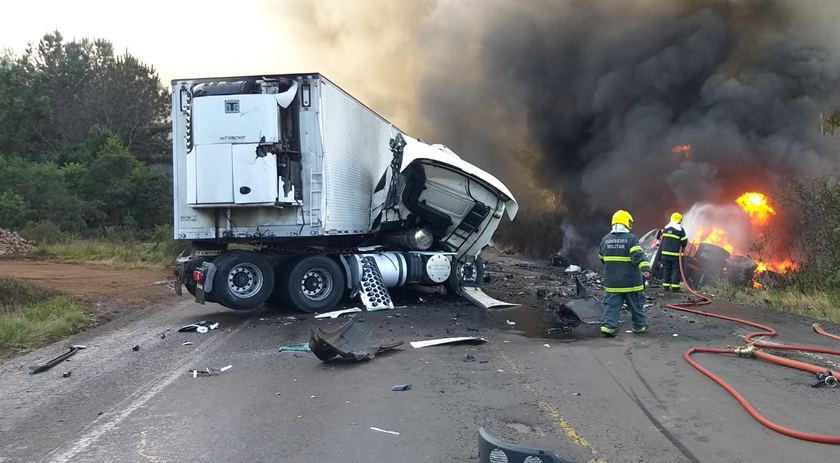 Duas pessoas morrem após colisão entre carretas na BR-282