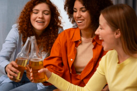 Consumo abusivo de álcool entre mulheres quase dobra em 17 anos no Brasil, aponta estudo