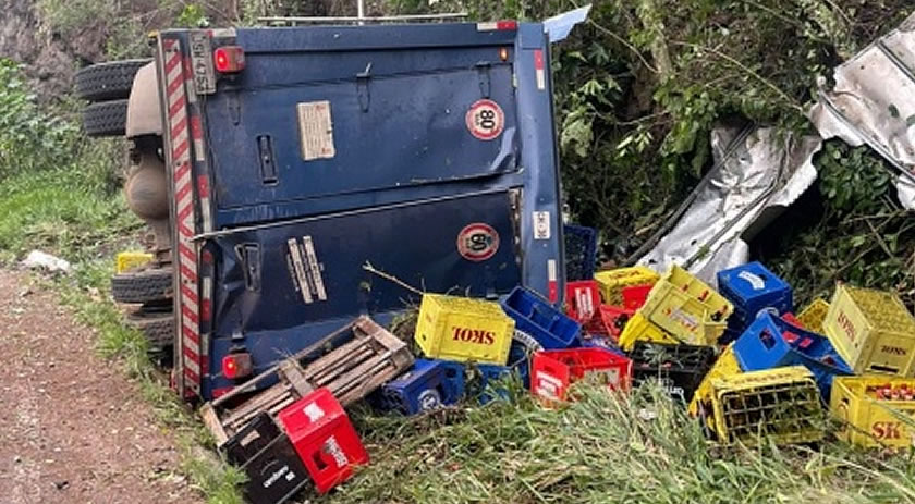 Caminhão carregado com cerveja tomba e deixa uma pessoa ferida
