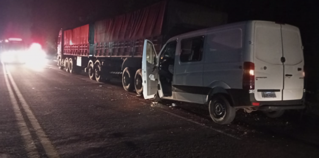 Colisão entre van e carreta deixa trabalhadores feridos na BR-282