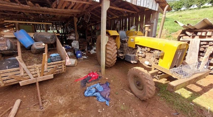 Jovem é prensado por trator contra pilar de galpão no interior do município