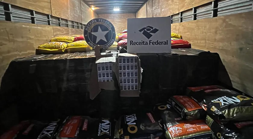 Caminhão com 175 mil maços de cigarro em meio a ração de cachorro é apreendido em Florianópolis