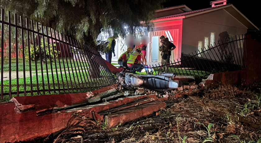 Dois homens ficam gravemente feridos após moto colidir contra muro