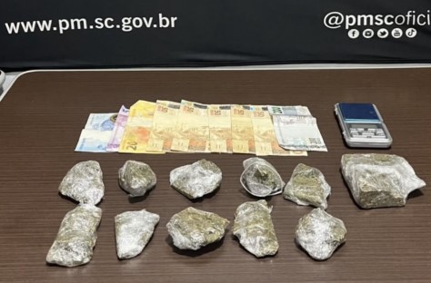 Jovem é preso com drogas, dinheiro e balança de precisão em Sul Brasil