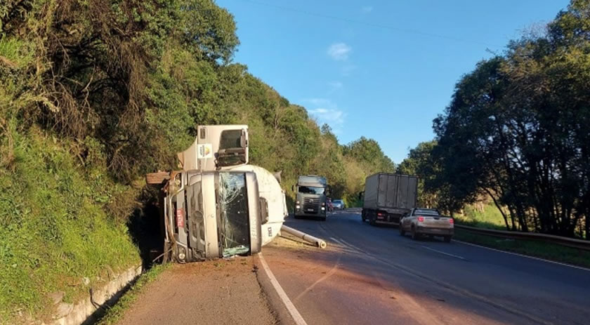 Acidente envolve dois caminhões na BR-282 em Pinhalzinho