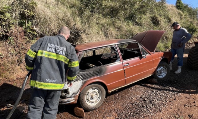Brasília pega fogo no interior de Saudades e incêndio é controlado por populares
