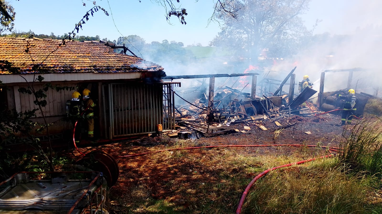 Incêndio destrói galpão às margens da BR-282