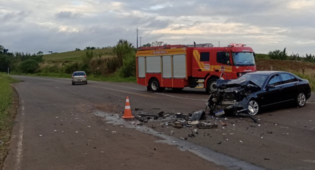 Três pessoas ficam feridas em colisão entre carro e caminhonete